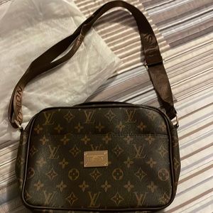 Lv crossbody it is new but not authentic